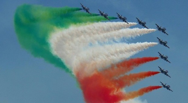2 giugno, la parata ai Fori Imperiali: Mattarella al Vittoriano, c'è anche Renzi