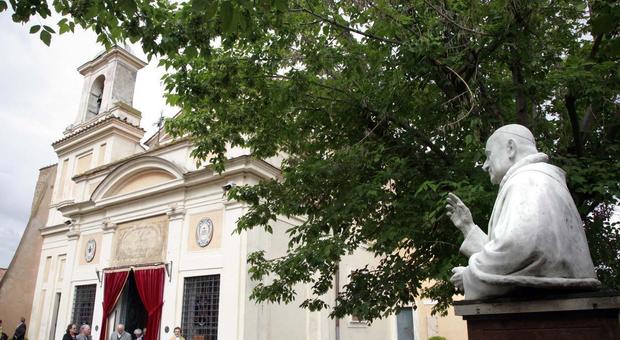Roma, senzatetto denuncia: «Stuprata da uno straniero vicino al Divino Amore»