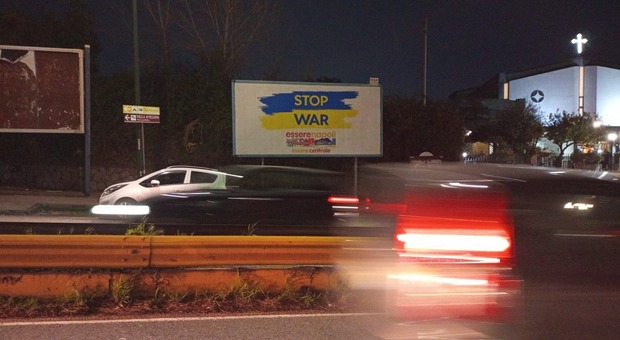 Ucraina, a Napoli manifesti in strada contro la guerra: «Vicini agli ultimi»