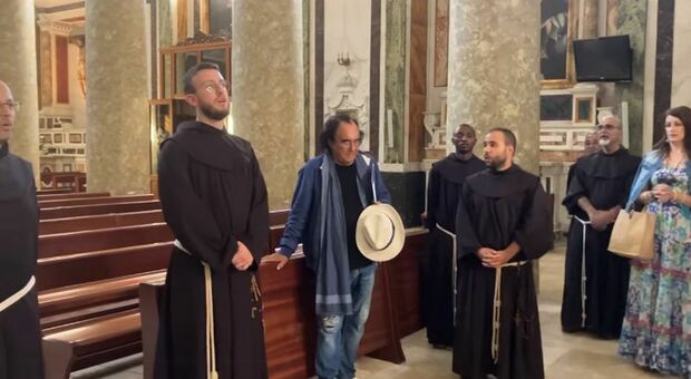 Al Bano in visita alla basilica di Molfetta: «Tornerò per visitare i luoghi di don Tonino Bello»