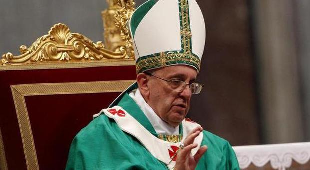Il Papa apre il Sinodo a San Pietro: «Dio vuole l'unione fra uomo e donna»