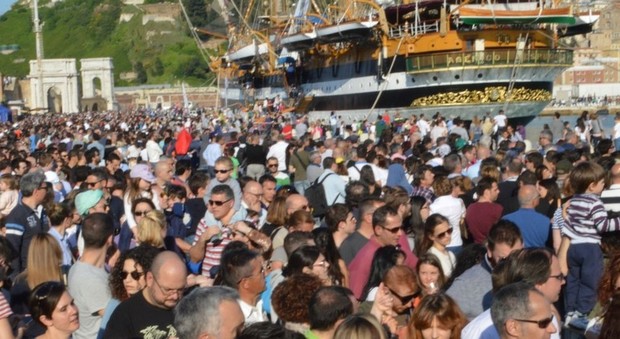 La gente in fila per visitare la nave scuola Amerigo Vespucci