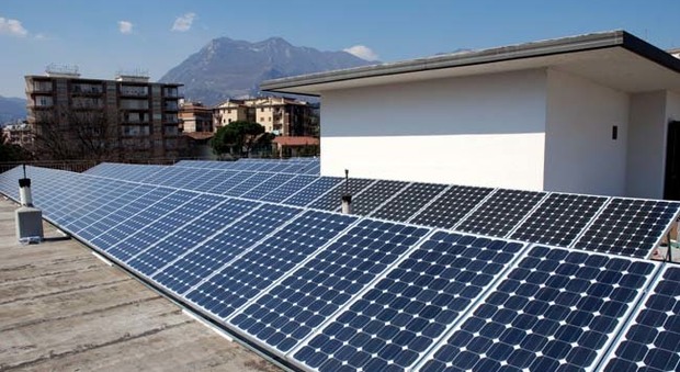 Napoli, si completa il fotovoltaico in 11 scuole: «Niente emissioni CO2»