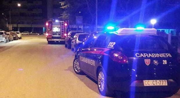 Incendio a Salerno, due anziani bloccati in casa salvati dai carabinieri