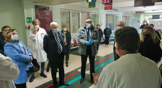 Il governatore Marsilio visita l'ospedale di Sulmona Ordinanza zona rossa firmata in serata: «Quella che gira è un fake»
