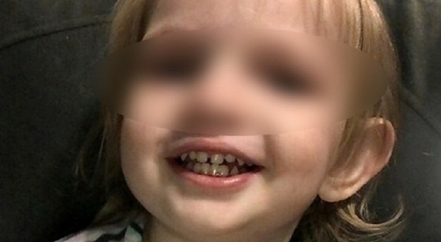 Papà ubriaco lascia senza cibo la figlia di 2 anni, poi chiama la polizia: «Sta morendo». Ma era troppo tardi