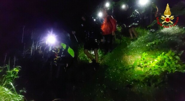 Si perdono nel bosco sotto un temporale, escursione da incubo per un gruppo di scout minorenni