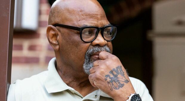 Glynn Simmons scagionato dopo 48 anni di carcere: «È innocente». Fu scambiato per il killer di una commessa