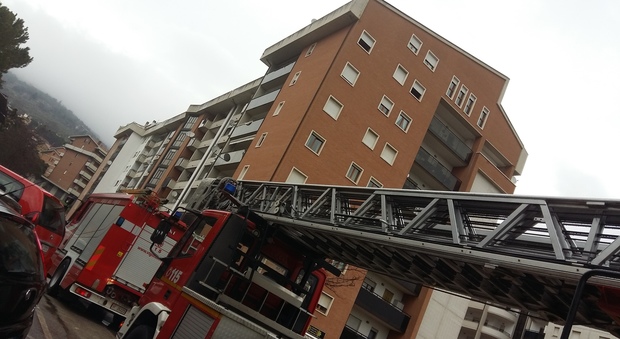 Perugia, incendio al quinto piano di un palazzo: salvate 15 persone a Ellera