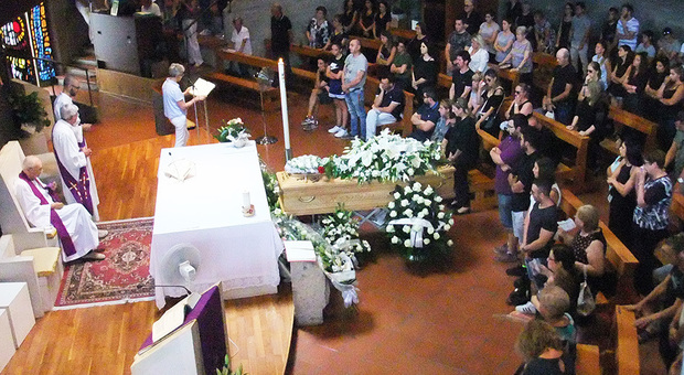 Un momento della cerimonia funebre per l'addio a Domi
