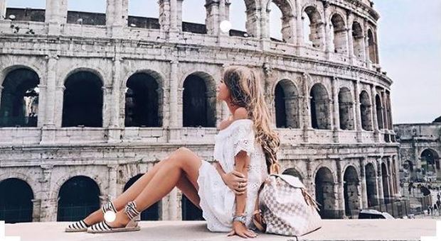 Roma, per le turiste sole arriva l'Instagram boyfriend: il finto fidanzato che ti scatta le foto