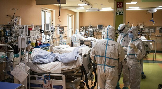 Covid Lazio, contagiati negli ospedali. D'Amato richiama i medici: «Operate anche i positivi»