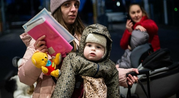 Ucraina, dagli aerei russi giocattoli e cellulari bomba. L'allarme di Kiev: «Attenti ai bambini»