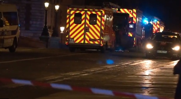 Parigi, tentano di investire gli agenti e la polizia spara: due morti e un ferito