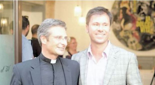 Teologo gay, il coming out di monsignor Charamsa scuote il Vaticano