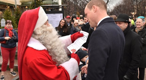 Il principino George chiede a Santa Claus un'auto della polizia: papà William consegna la lettera in Finlandia