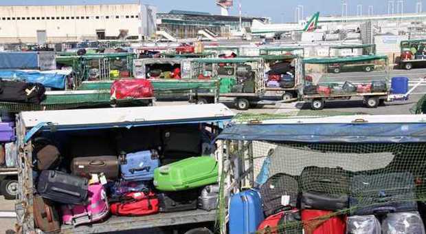 Fiumicino, caos bagagli: sciopero bianco degli addetti Alitalia durante vertice con Etihad