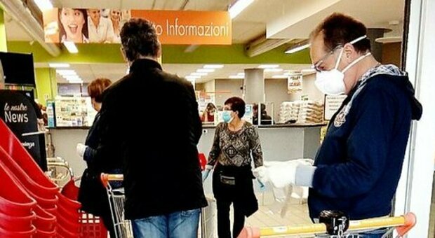 Forano, gli intimano di indossare la mascherina al supermercato: uomo rifiuta e aggredisce i clienti