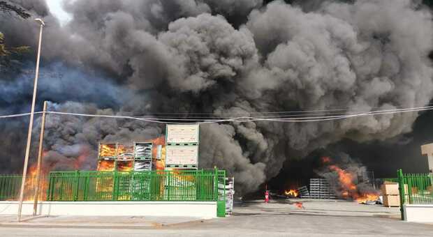 Incendio nell'area industriale di Carinaro: brucia fabbrica di materiale plastico