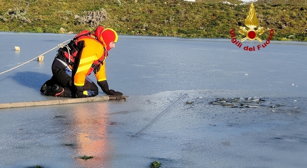 Cellulare (funzionante) nel ghiaccio rotto del laghetto, sospetta caduta, ma sub e carabinieri non trovano nessuno