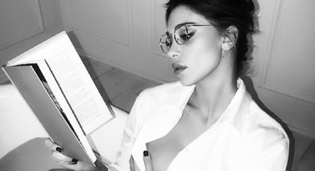 Belen maestra sexy: libro, occhiali e... fuori di seno -Guarda