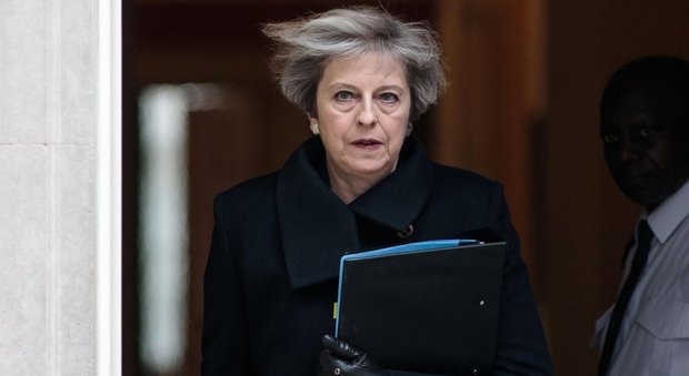 Londra, l'evacuazione da farsa di Theresa May: figuraccia 007