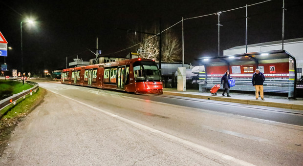 Blackout continui, il caldo soffocante spegne tram e semafori