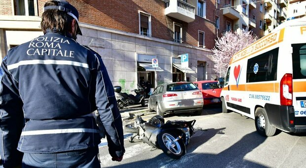 Roma, scappa da incidente e fa il pieno gratis: benzinaio lo insegue in caserma