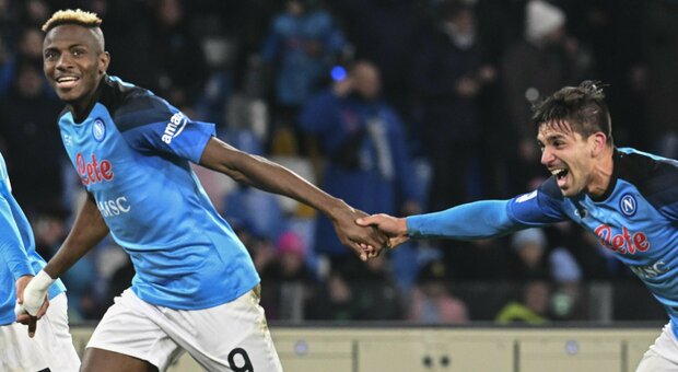 Osimhen e Simeone festeggiano la vittoria del Napoli nella partita contro la Roma al Maradona