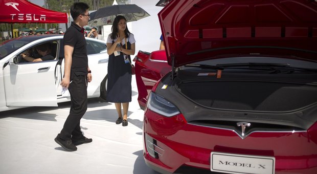 Una Tesla Model X esposta ai clienti cinesi