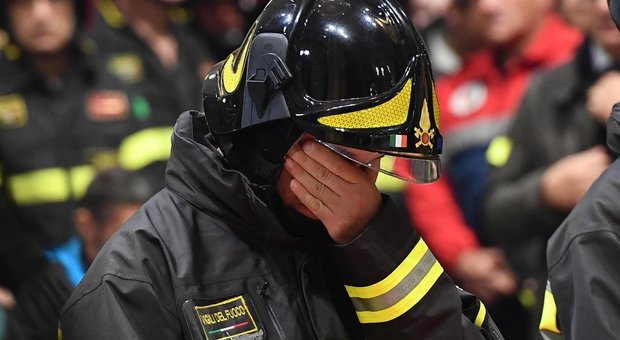 Il dolore di un vigile del fuoco di Alessandria ai funerali dei tre colleghi morti nello scoppio della cascina