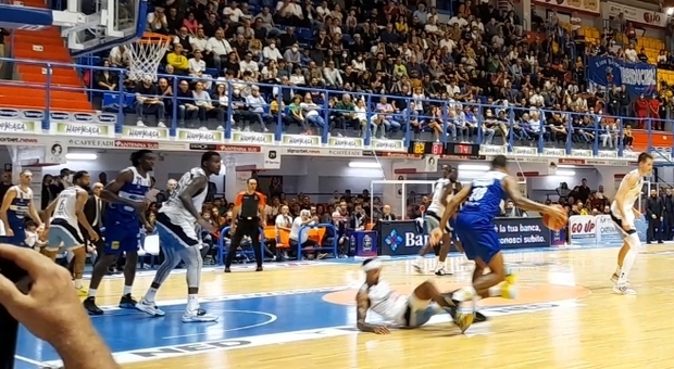 Basket, Brindisi-Brescia 82-81 / "Su Reed fallo non fischiato" La sequenza e lo sfogo di Vitucci