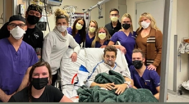 Jeremy Renner, festeggia il compleanno in ospedale: le sue condizioni migliorano lentamente, ma respira con la mascherina