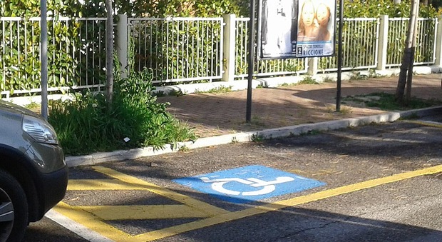 Pesaro, sosta nei posti per disabili: raffica di denunce su Whastapp