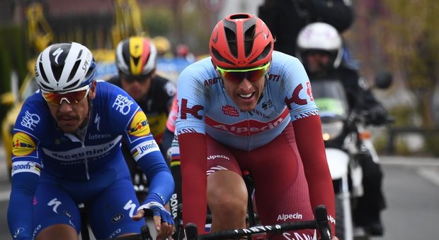 Parigi-Roubaix, vittoria all'ex iridato Gilbert, in una volata a due supera il tedesco Politt