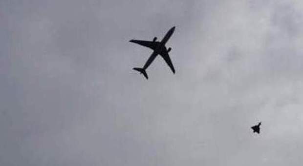 Pacco sospetto, aereo scortato da jet militare all’aereoporto di Manchester