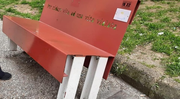 Napoli, vandalizzata la panchina rossa contro la violenza sulle donne al Vomero
