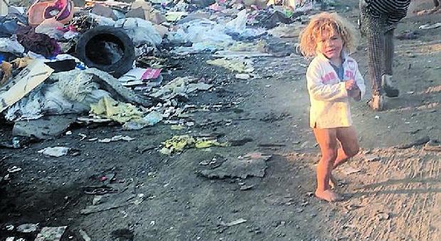 Campi rom, è emergenza bambini nel Napoletano: «Nessuno di loro va a scuola»