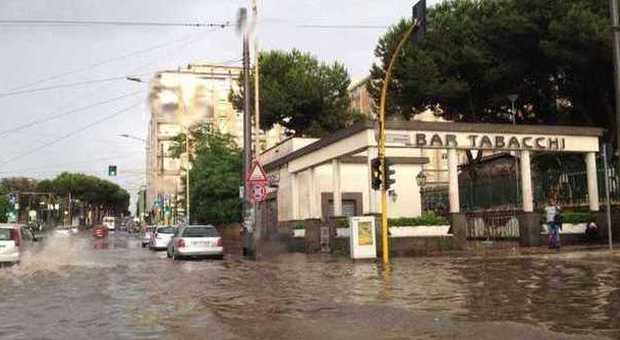 Maltempo, Roma resta sott'acqua. Strade e metro bloccate. Indaga la procura