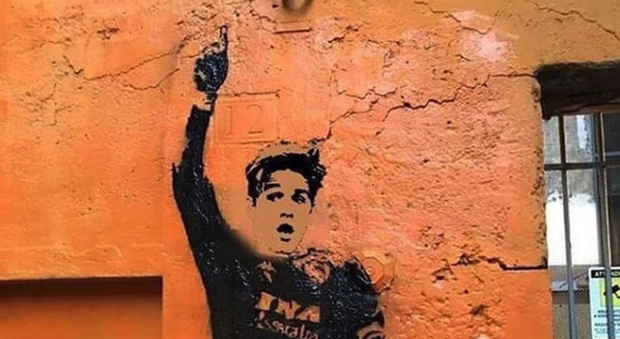 Zaniolo, che gaffe sui social! Pubblica la foto del murales di Totti a Monti, ma con il suo volto