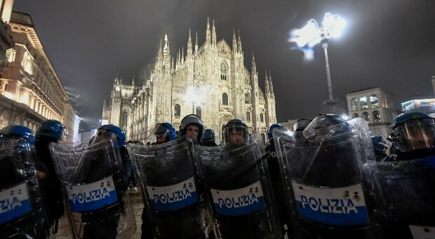 No pass, il ritorno in piazza. A Milano manifestanti violano pizza Duomo. In pochi a Roma
