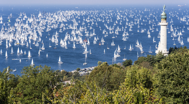 Oggi è il giorno della Barcolana: vele nel golfo di Trieste, una folla per assistere alla regata