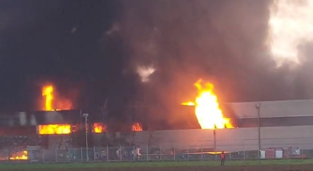 Vicenza, fiamme ed esplosioni in un deposito di carburante: scuole chiuse