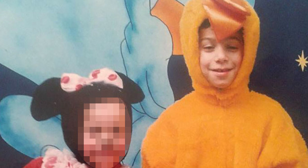 «Bimbo di 7 anni morto in casa nel Napoletano, ferita la sorella