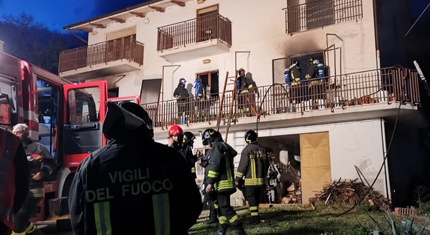 Apiro, le fiamme del camino scatenano l'incendio in casa: intossicata una donna