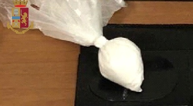 22 grammi di cocaina e 220 euro: arrestato uno spacciatore