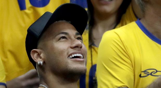 Neymar, il Barcellona annuncia: «Pagata la clausola di 222 milioni». Il brasiliano è del Psg: «La mia sfida è vincere qui»