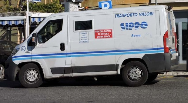 Roma, assalto a furgone portavalori all'Aurelio: 1,5 milioni di euro il bottino