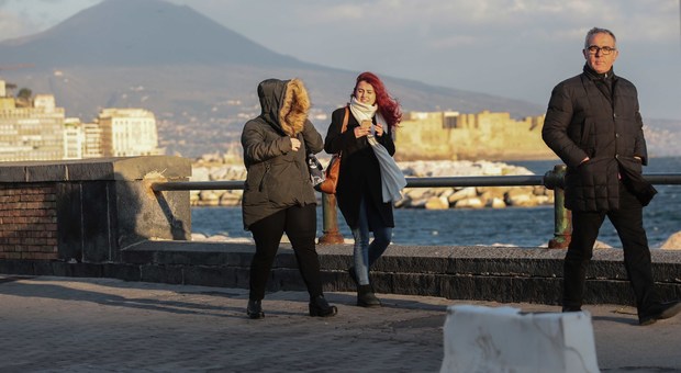 Raffiche di vento forte, a Napoli restano chiusi parchi e cimiteri