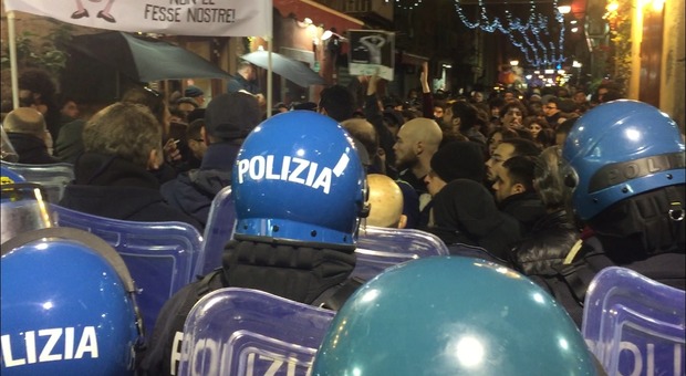 Napoli, cortei e oppositori al comizio di Salvini: «Ci identificano solo perché contestiamo»
